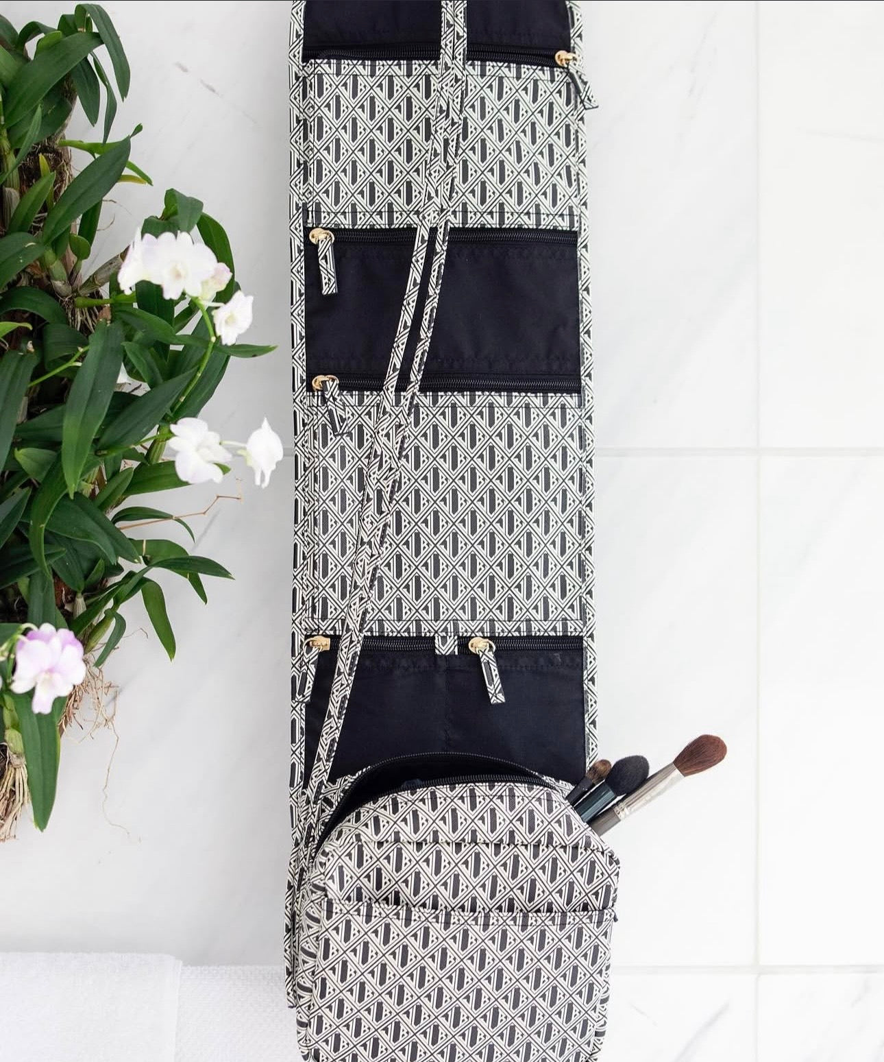 Ceannis Hanging cosmetic bag