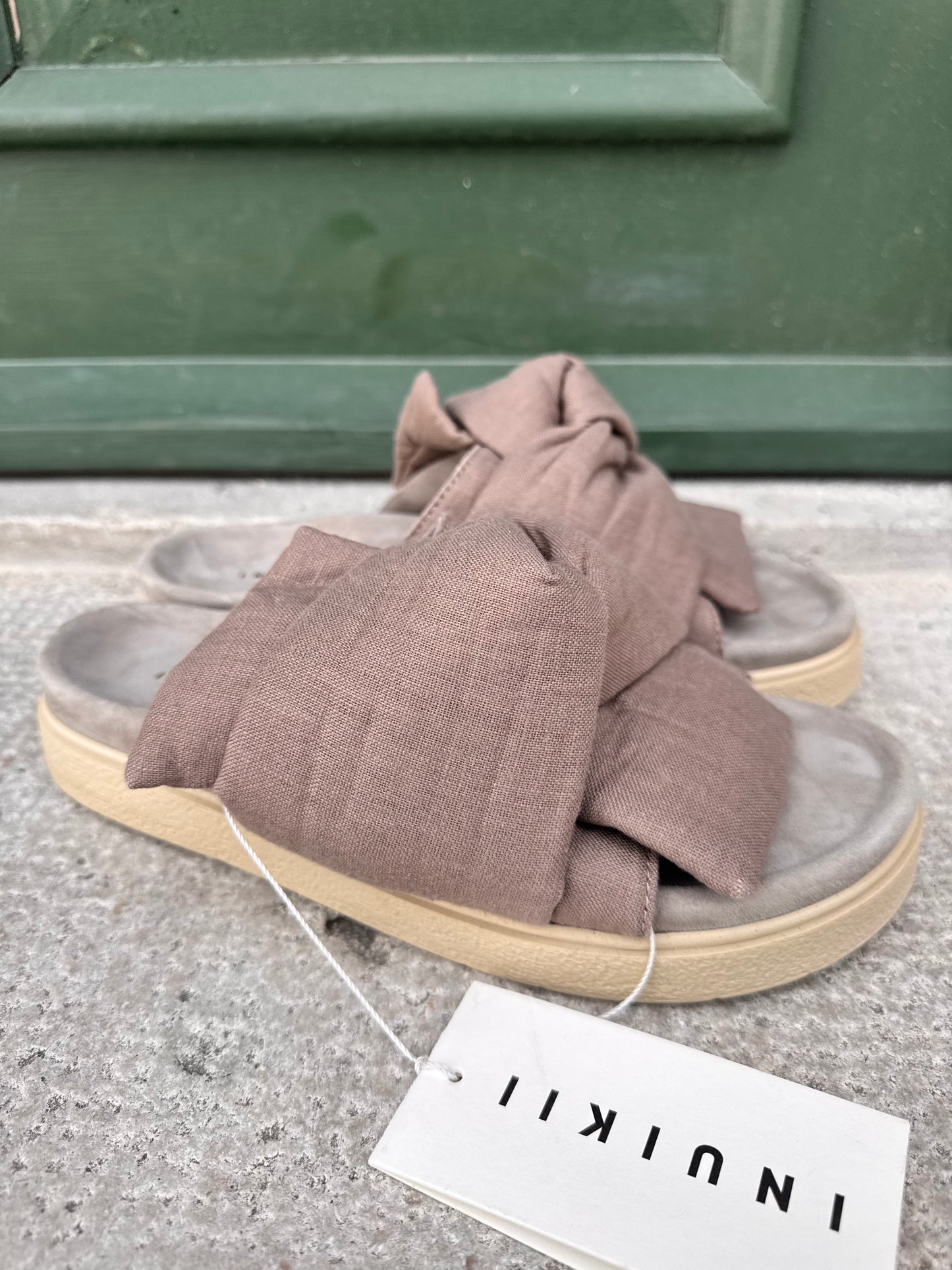 Knot Lino - Ljusbeige slip in sandaler med linnekänsla