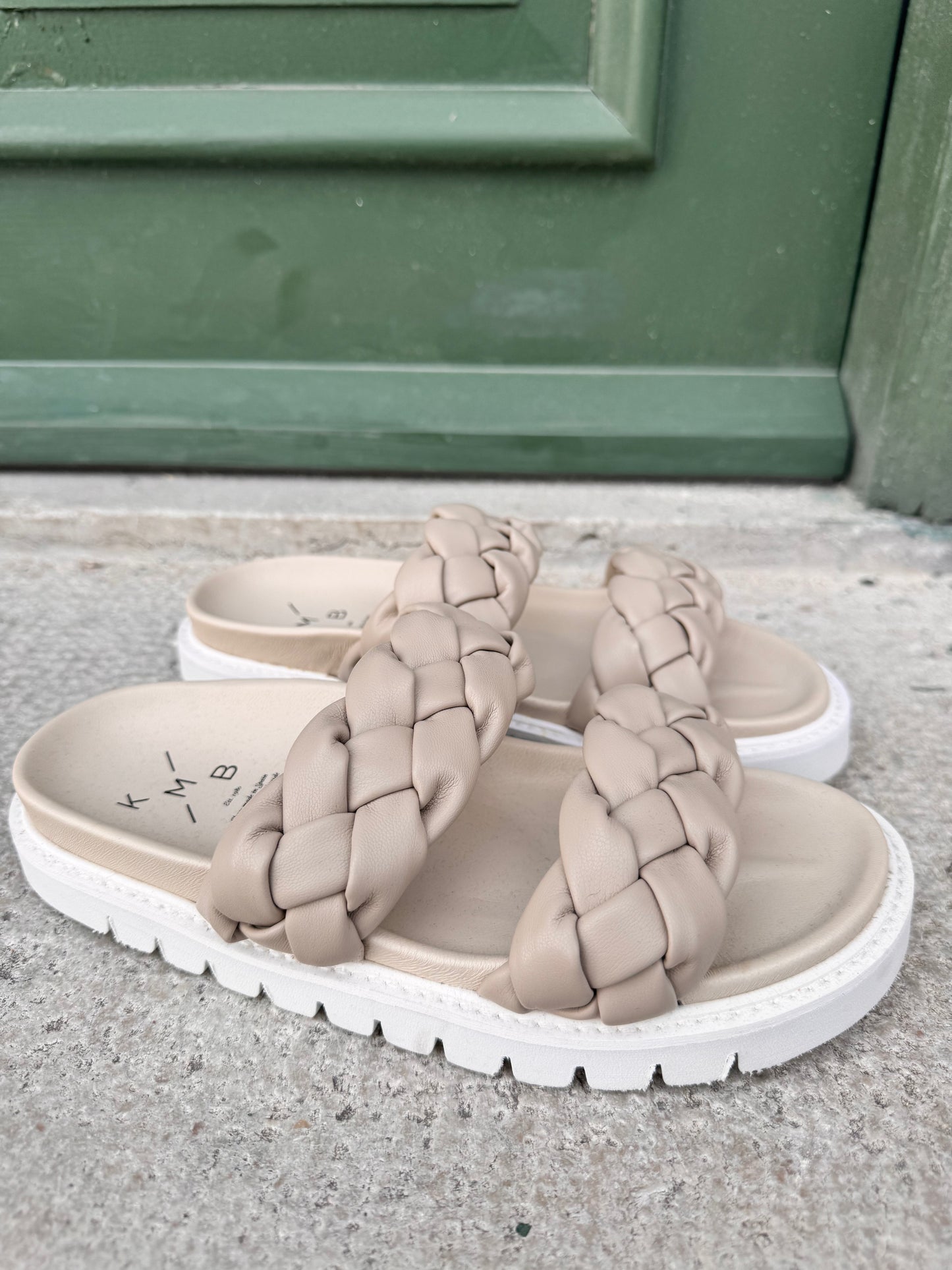 Flätad sandal i skinn soft beige
