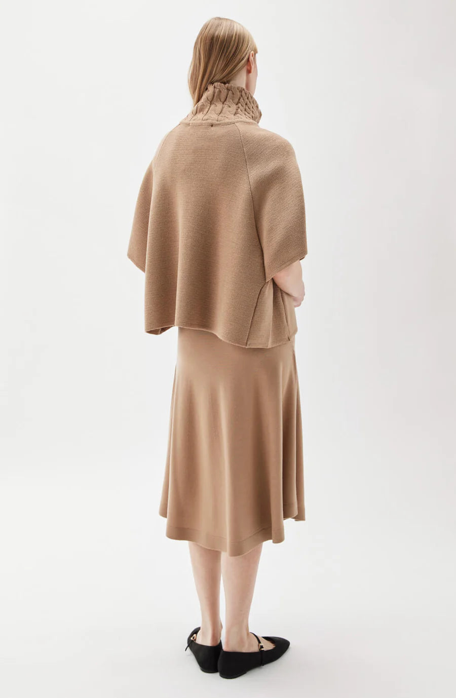 LISALOU CABLEKNIT COLLAR CAPE SALTY CARAMEL