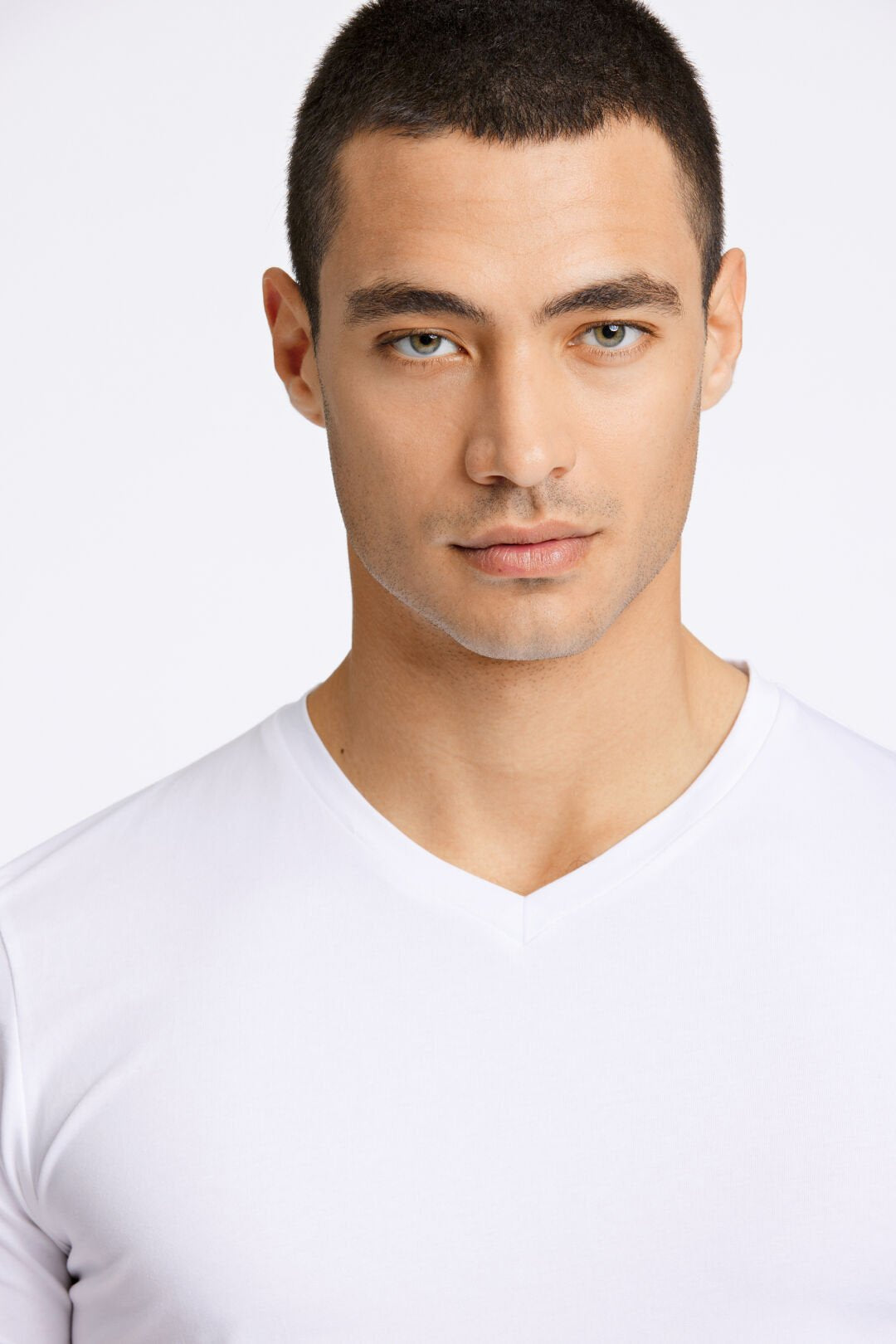 V-neck tshirt white