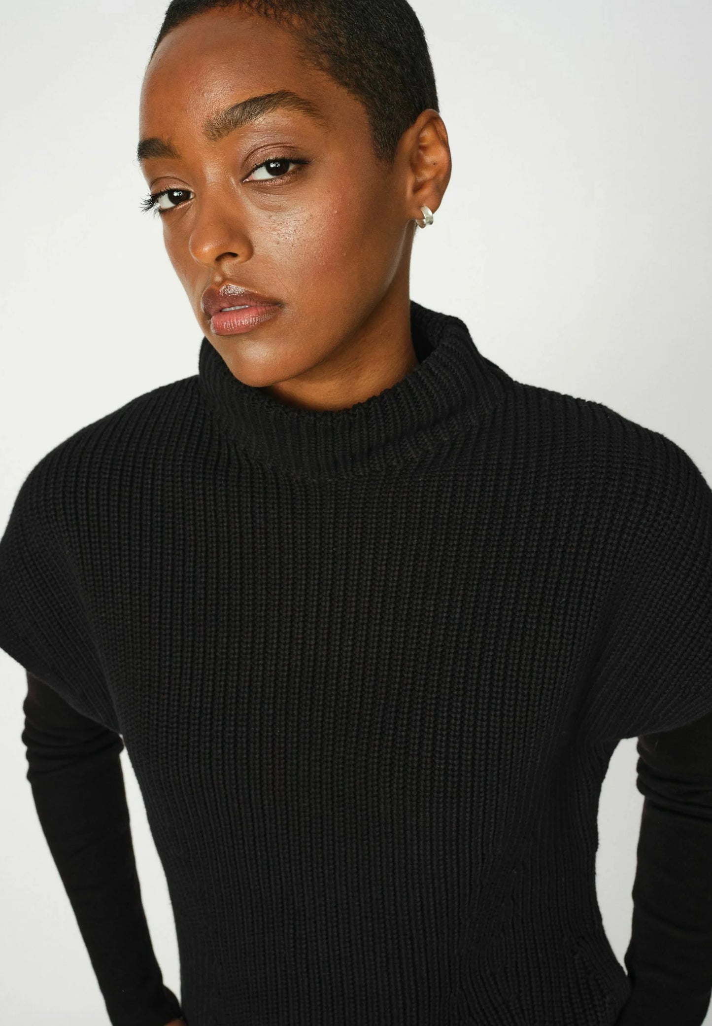 MMBiola Bine Stickade Väst svart