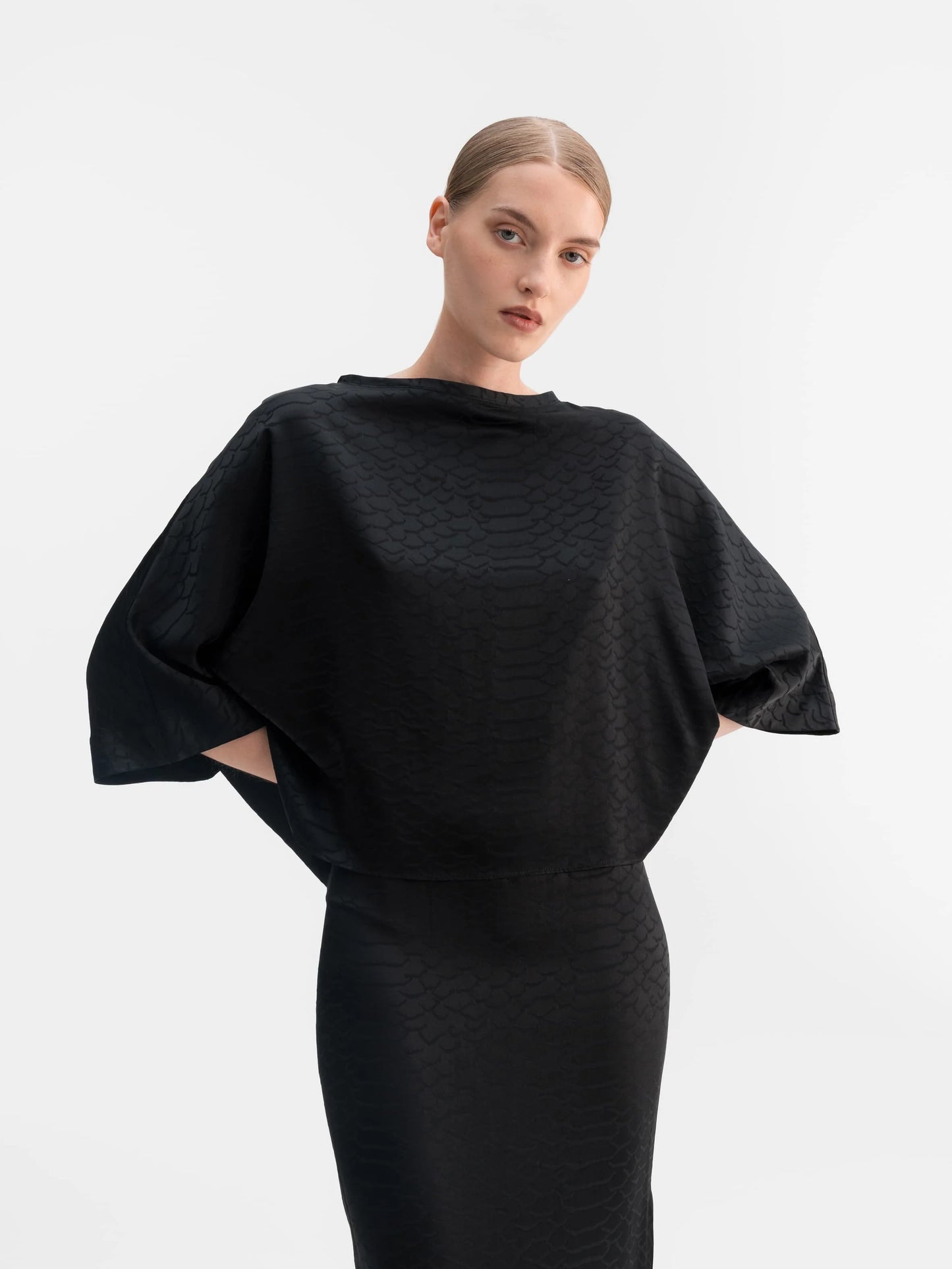 Thea snake tee black