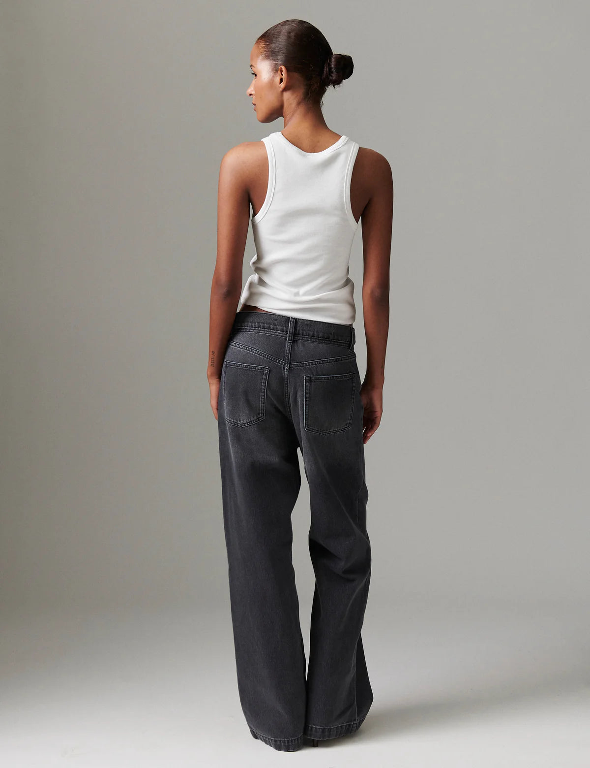 ELIJAH
RIGID DENIM - BLACK