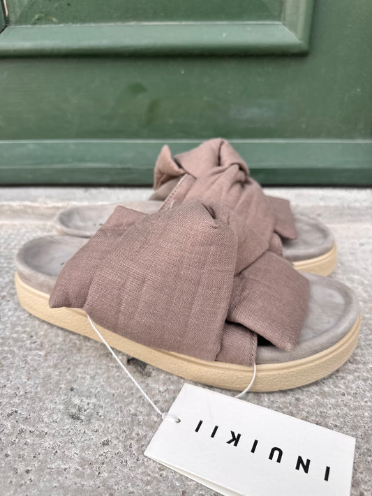 Knot Lino - Ljusbeige slip in sandaler med linnekänsla