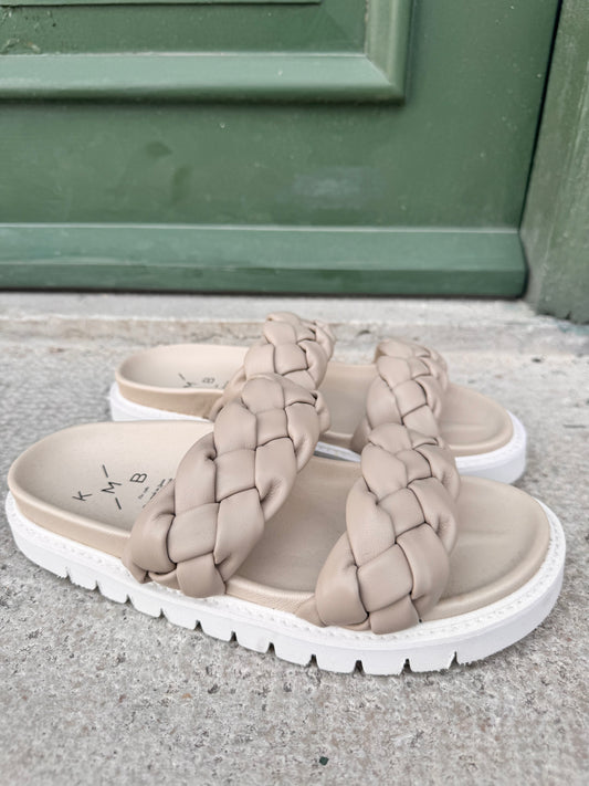 Flätad sandal i skinn soft beige